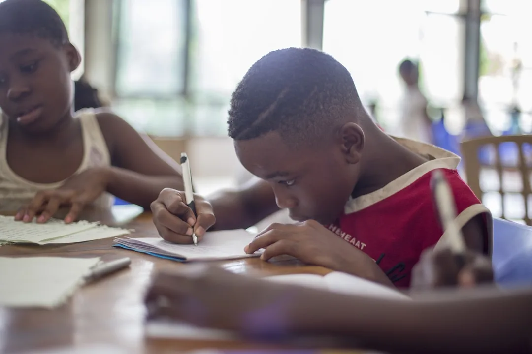 Jeunes participant à un atelier d'écriture créative